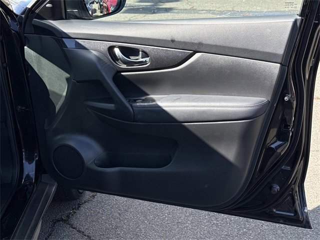 Used 2017 Nissan Rogue SV w/ SV Premium Package image 8