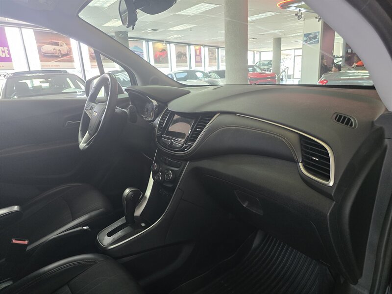 Used 2019 Chevrolet Trax LT w/ LT Convenience Package FWD image 13