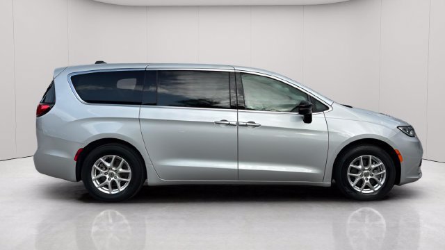 Used 2024 Chrysler Pacifica Touring-L FWD image 3
