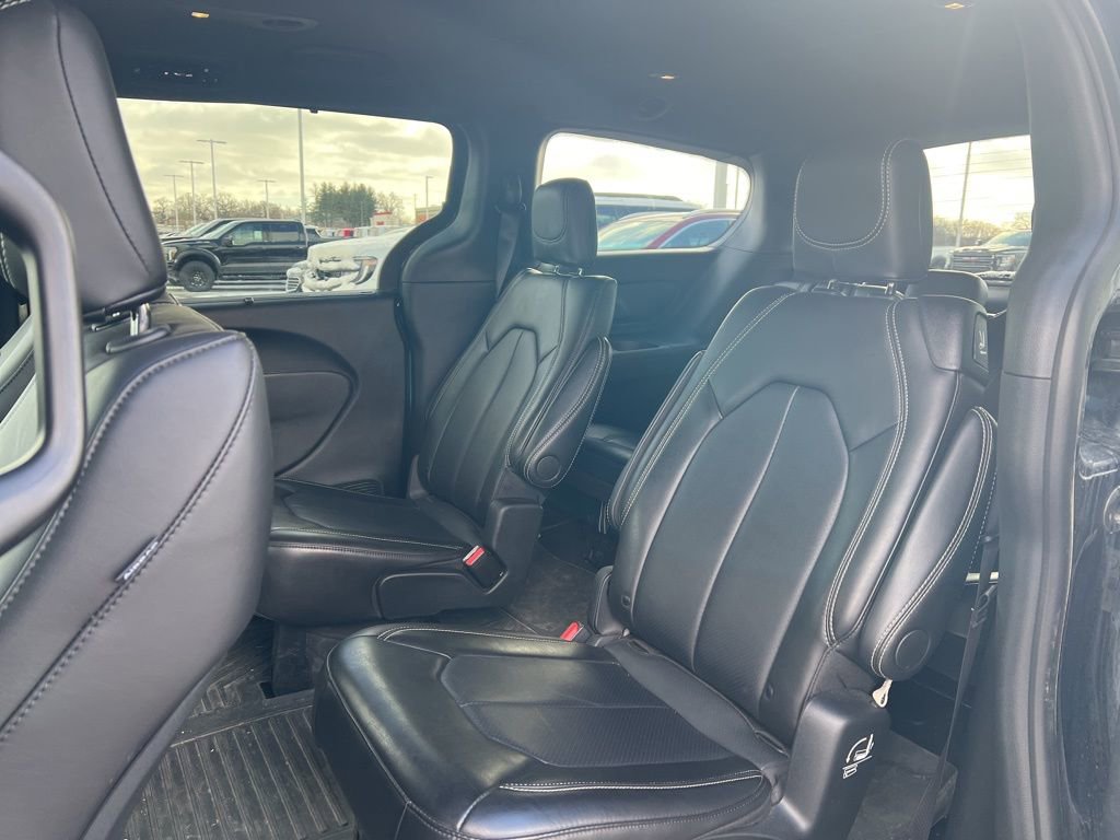 Used 2025 Chrysler Pacifica Select image 9