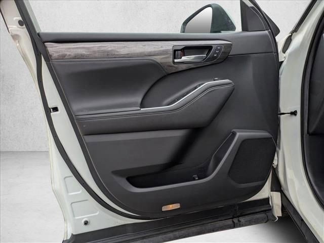 Used 2020 Toyota Highlander Limited image 14