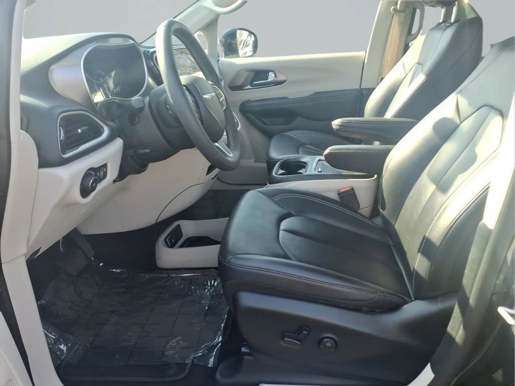 Used 2024 Chrysler Pacifica Touring-L FWD image 24