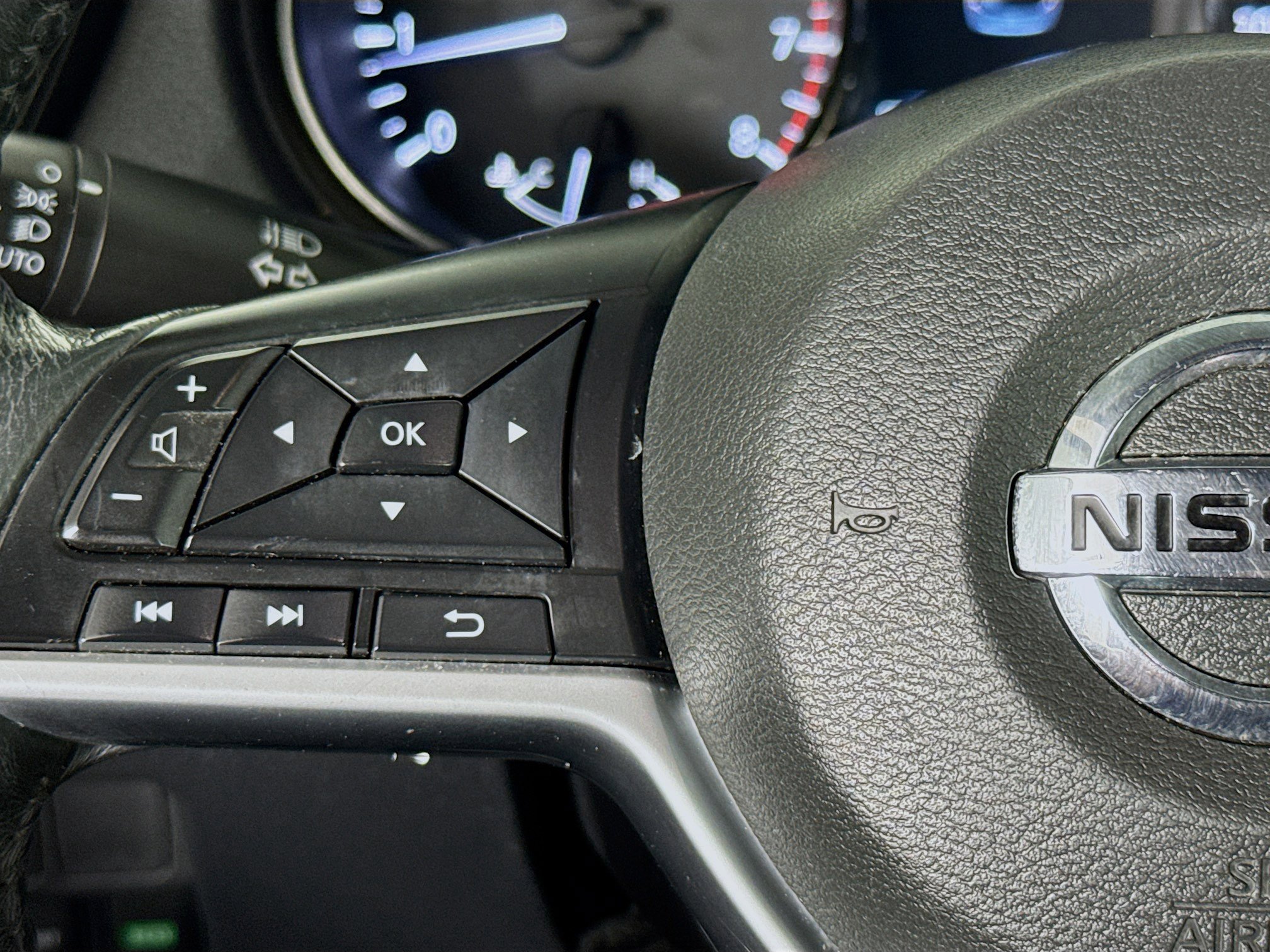 Used 2017 Nissan Rogue SV FWD image 13