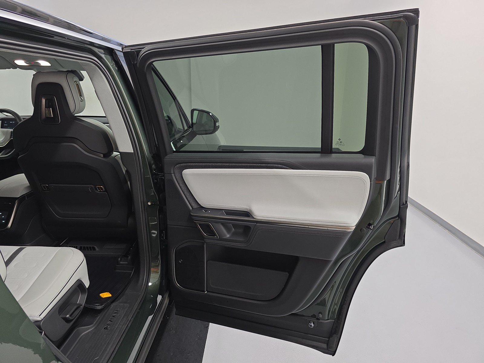 Used 2024 Rivian R1S Adventure AWD/4WD image 19