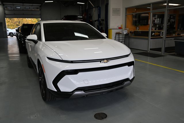 New 2026 Chevrolet Equinox EV LT w/ Convenience Package II image 3