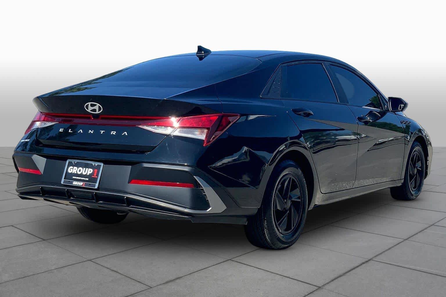 Used 2024 Hyundai Elantra SE FWD image 4