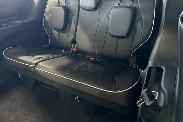 New 2026 Chrysler Pacifica Limited w/ Uconnect Theater Family Group image 13