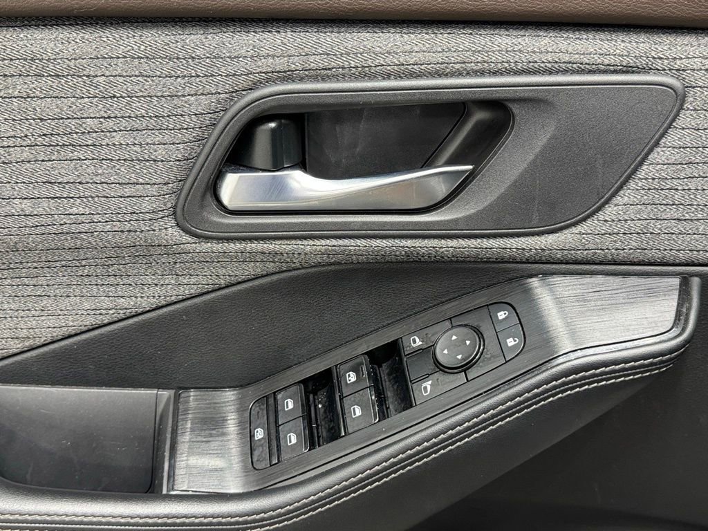 Used 2023 Nissan Rogue SV image 17