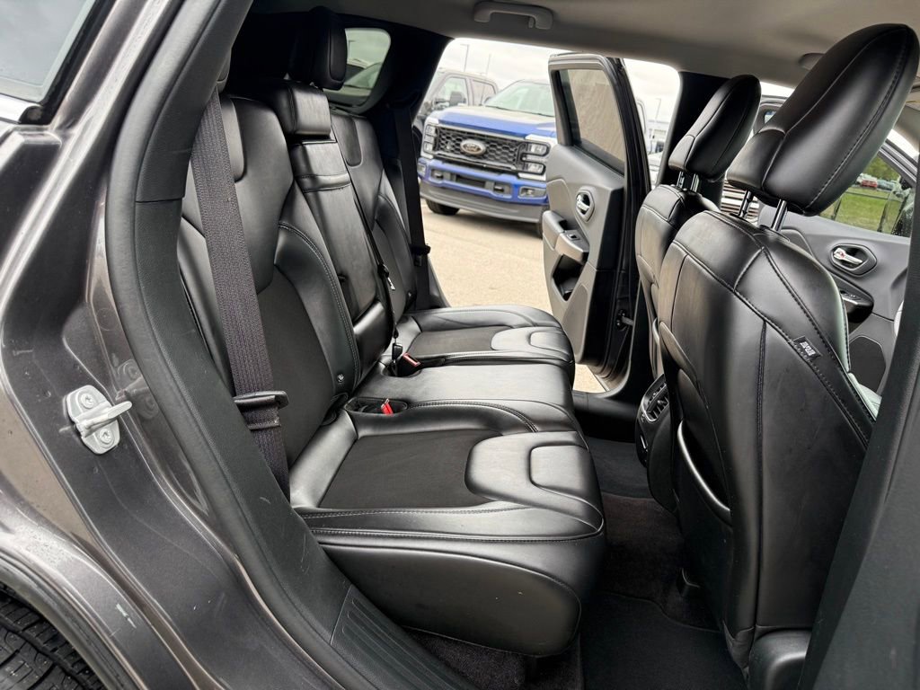 Used 2019 Jeep Cherokee Latitude Plus w/ Comfort/Convenience Group image 19