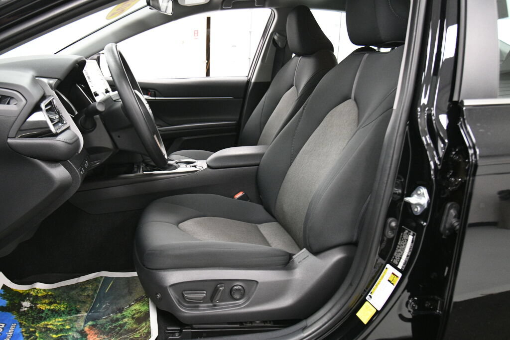 Used 2022 Toyota Camry LE FWD image 8