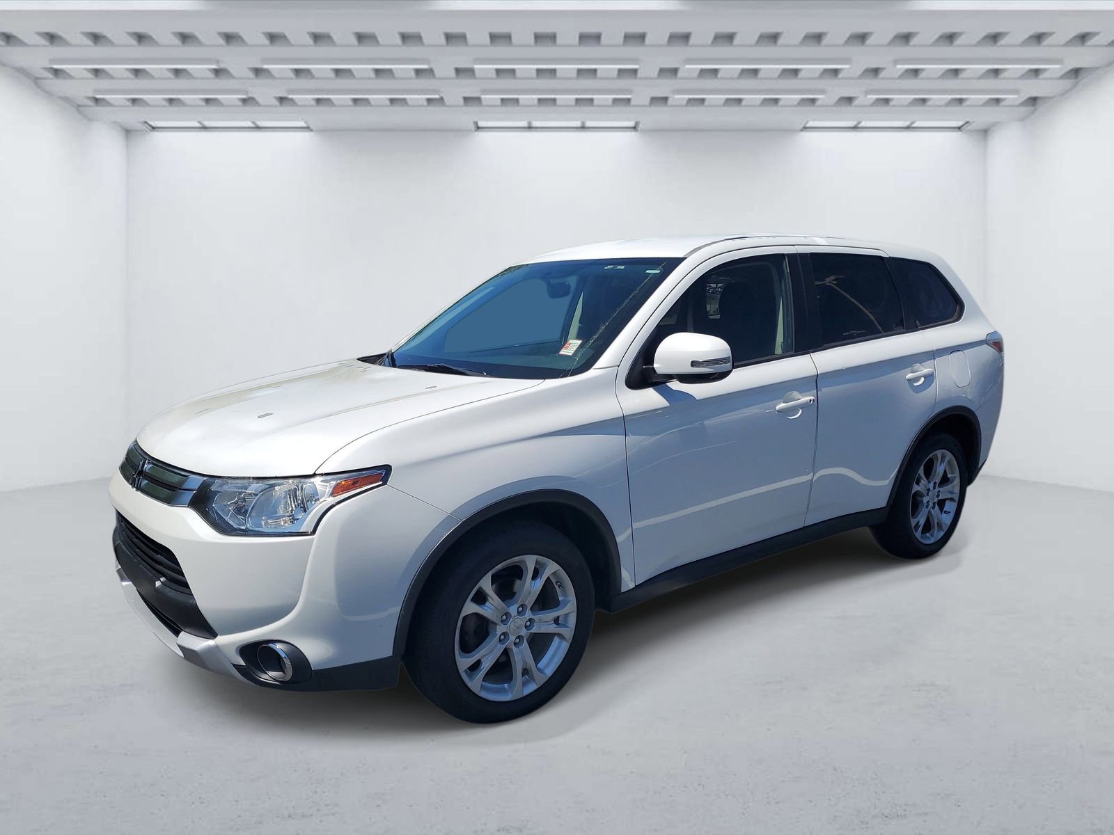 Used 2015 Mitsubishi Outlander SE image 2