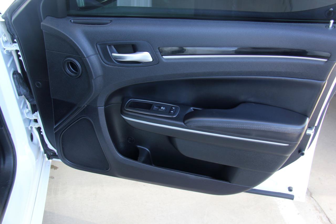 Used 2023 Chrysler 300 Touring w/ Sport Appearance Package RWD image 27