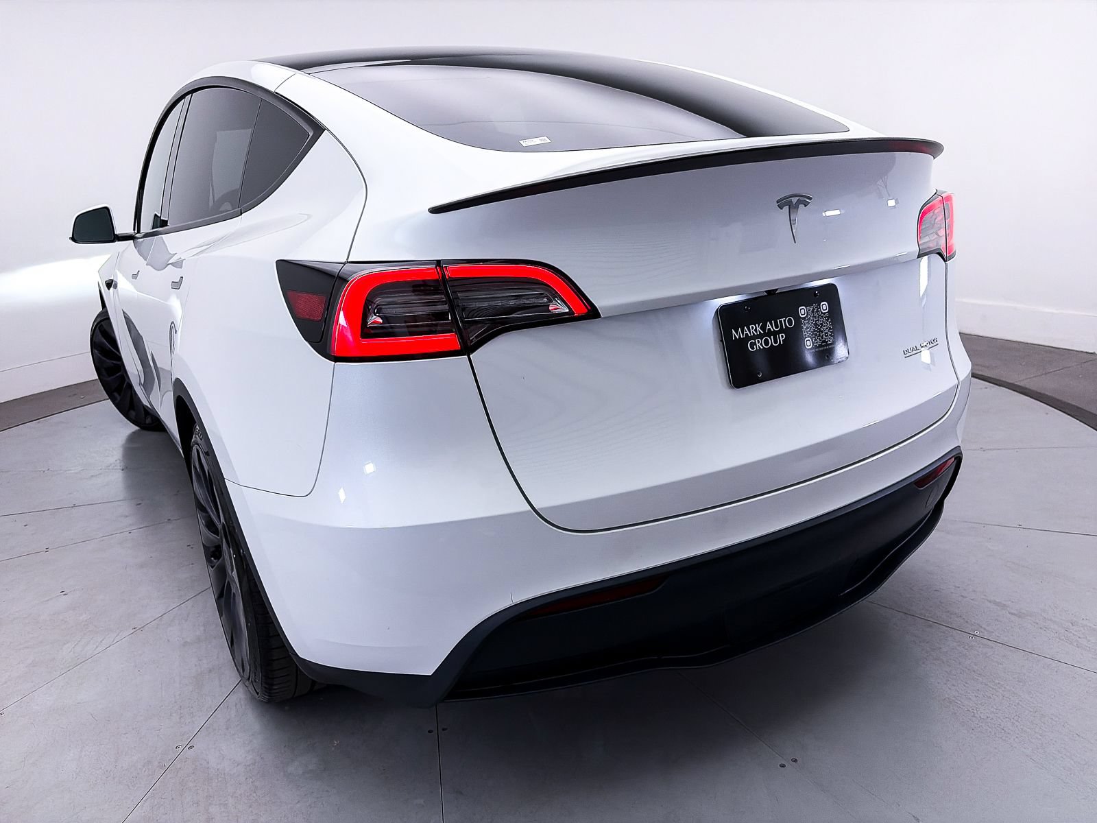 Used 2023 Tesla Model Y Performance AWD/4WD image 10
