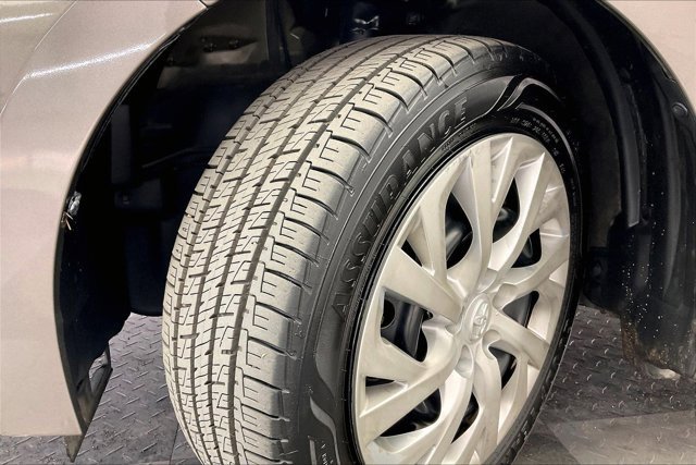 Used 2017 Toyota Corolla LE image 31