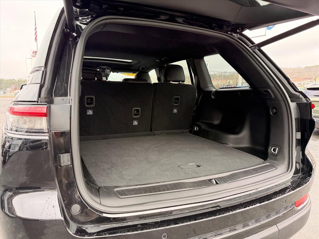 Used 2024 Jeep Grand Cherokee Altitude image 24