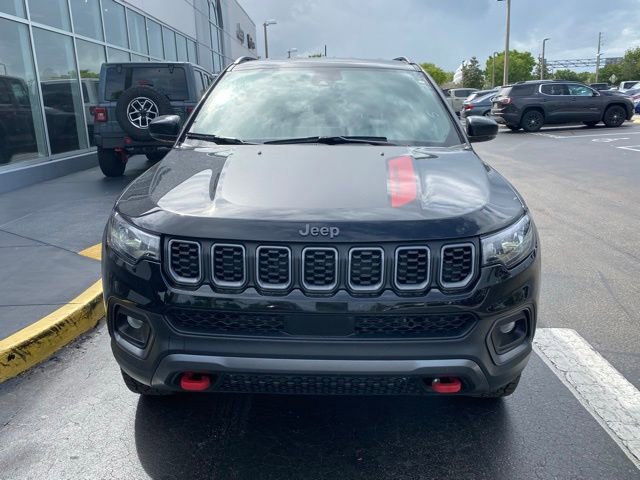 Used 2025 Jeep Compass Trailhawk image 3