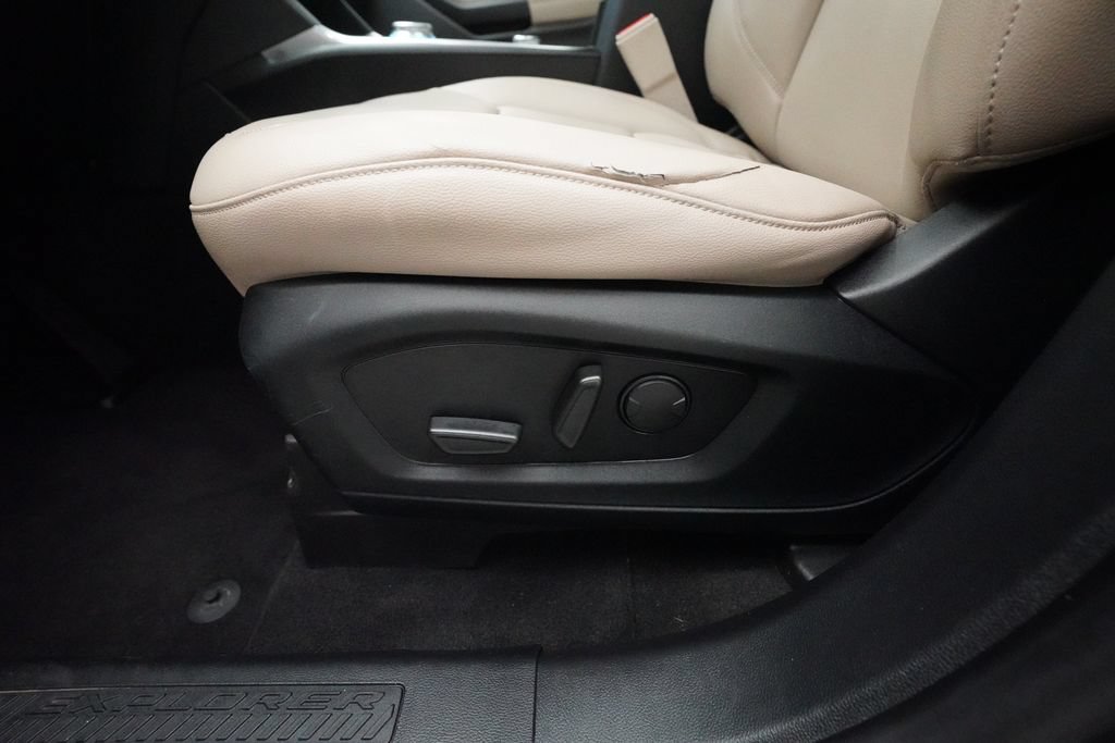 Used 2020 Ford Explorer XLT w/ Equipment Group 202A AWD/4WD image 29