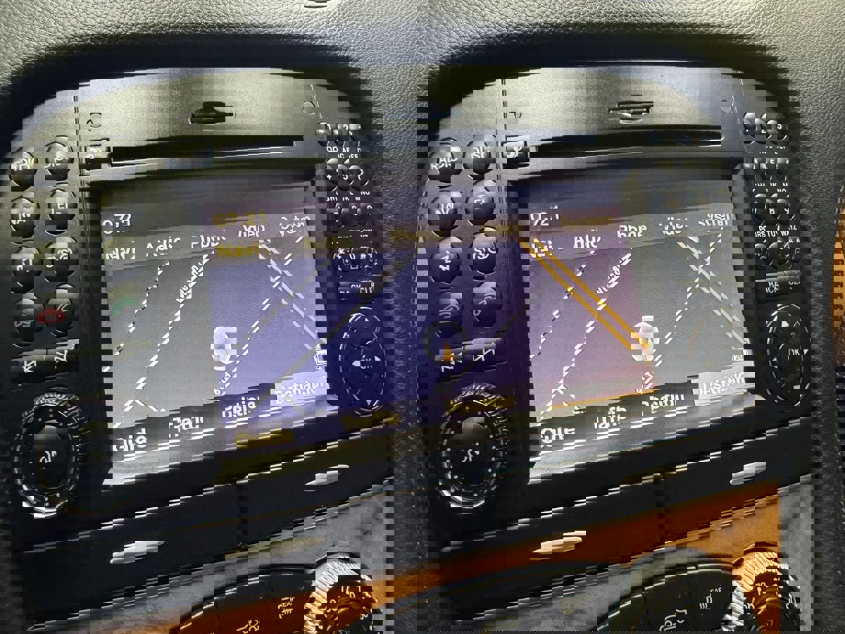 Used 2011 Mercedes-Benz SL 550 image 24