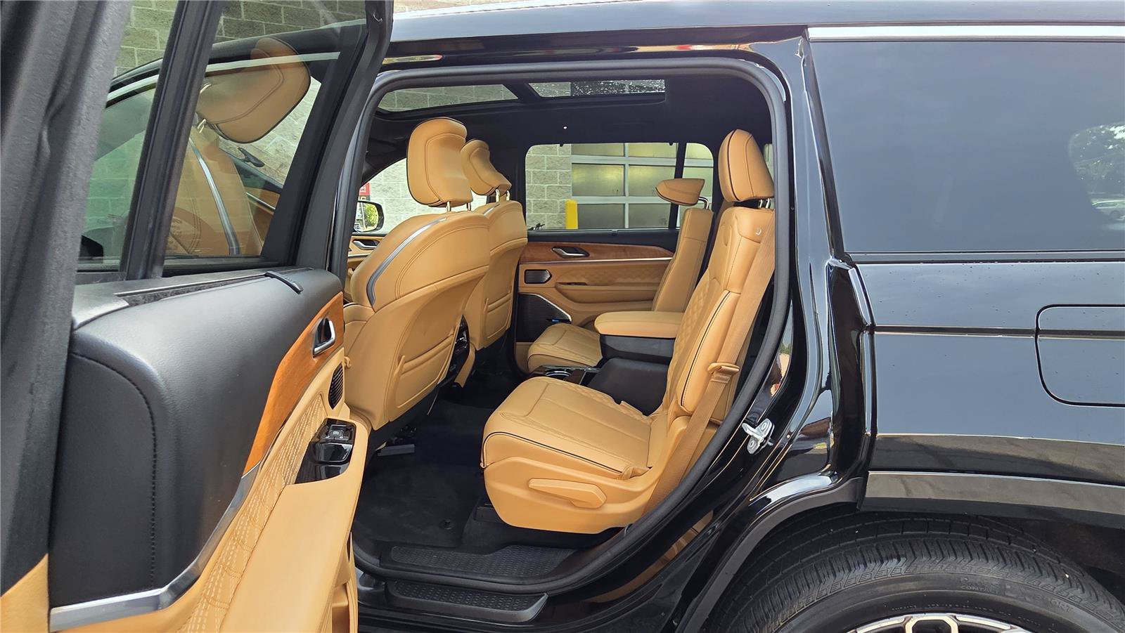 Used 2022 Jeep Grand Cherokee L Summit AWD/4WD image 29