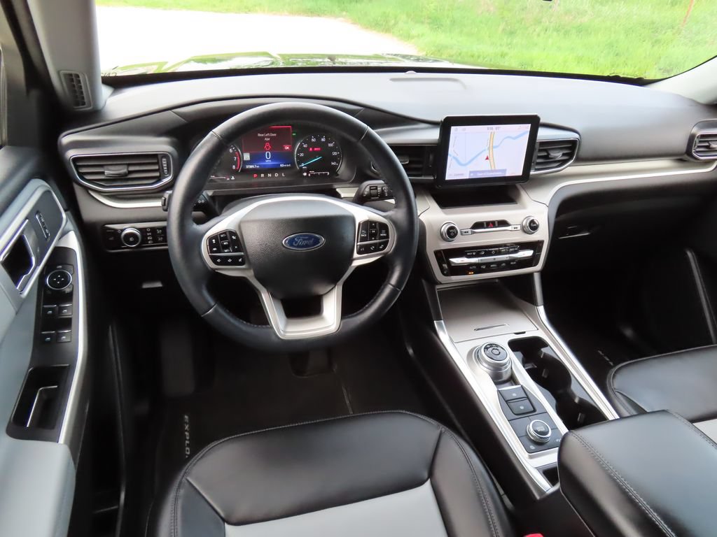 Used 2023 Ford Explorer XLT w/ Equipment Group 202A AWD/4WD image 4
