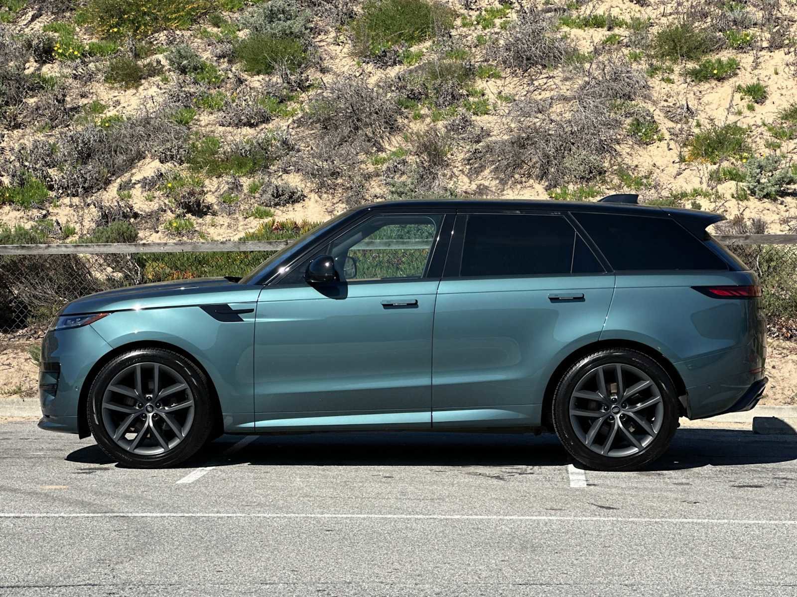 Used 2023 Land Rover Range Rover Sport SE Dynamic image 2
