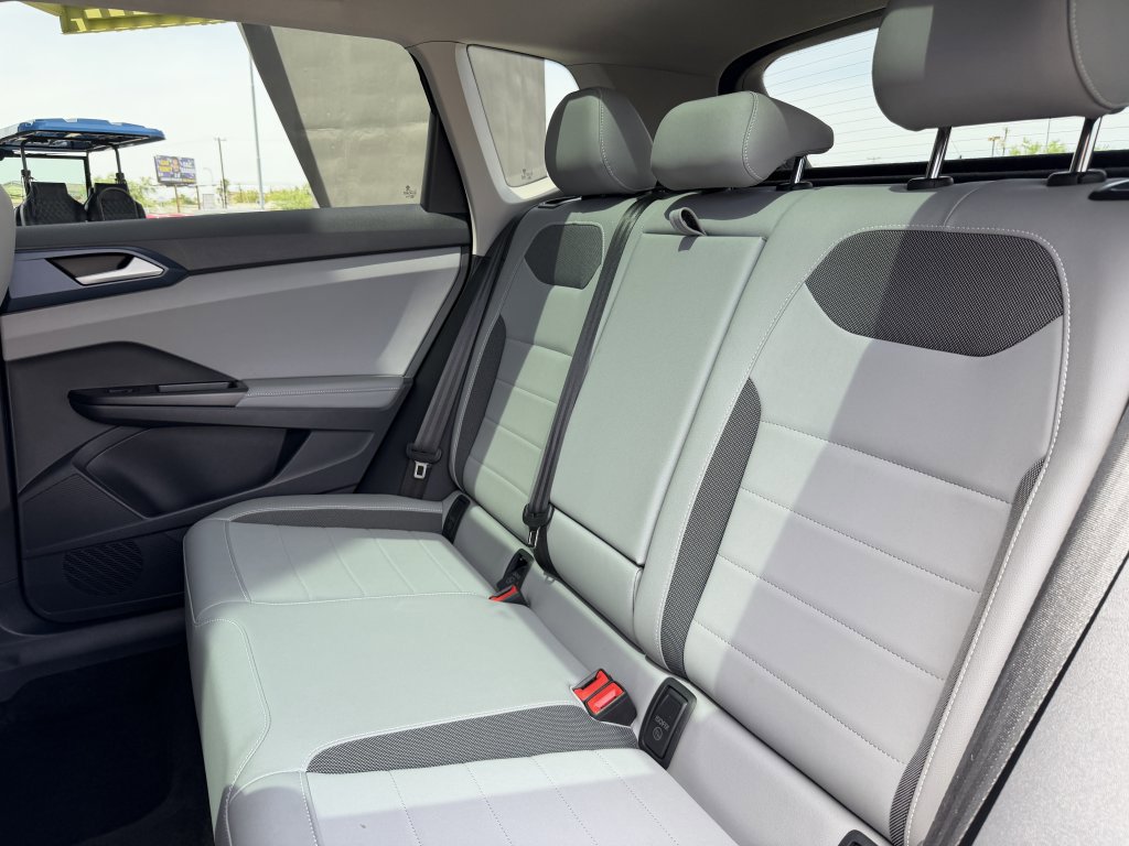 Used 2024 Volkswagen Taos SE w/ Panoramic Sunroof Package FWD image 34