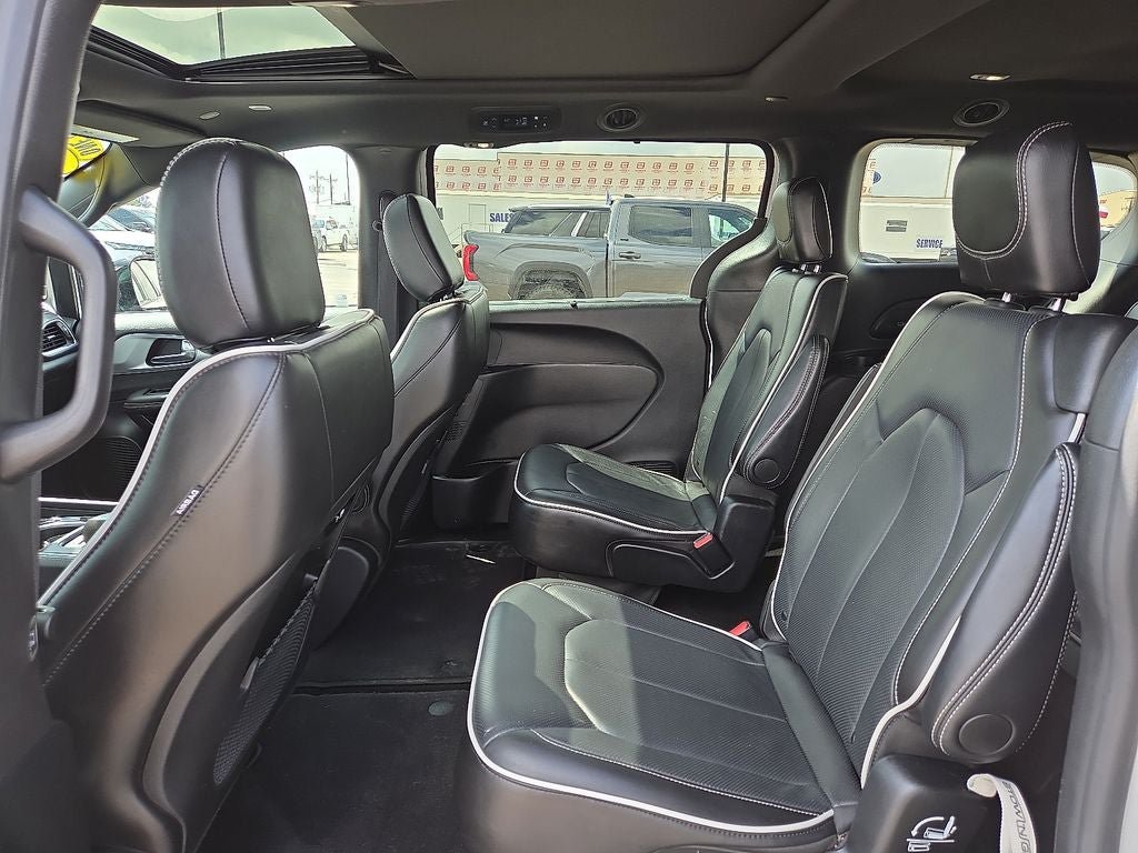 Used 2025 Chrysler Pacifica Limited FWD image 18