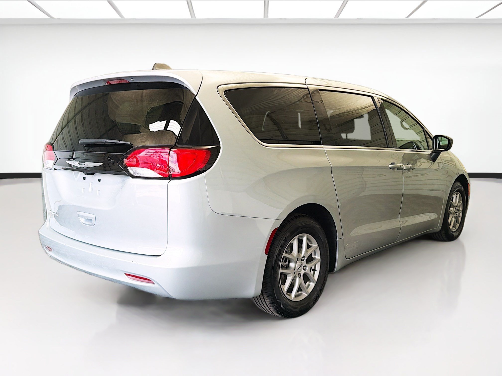 Used 2024 Chrysler Voyager LX FWD image 4