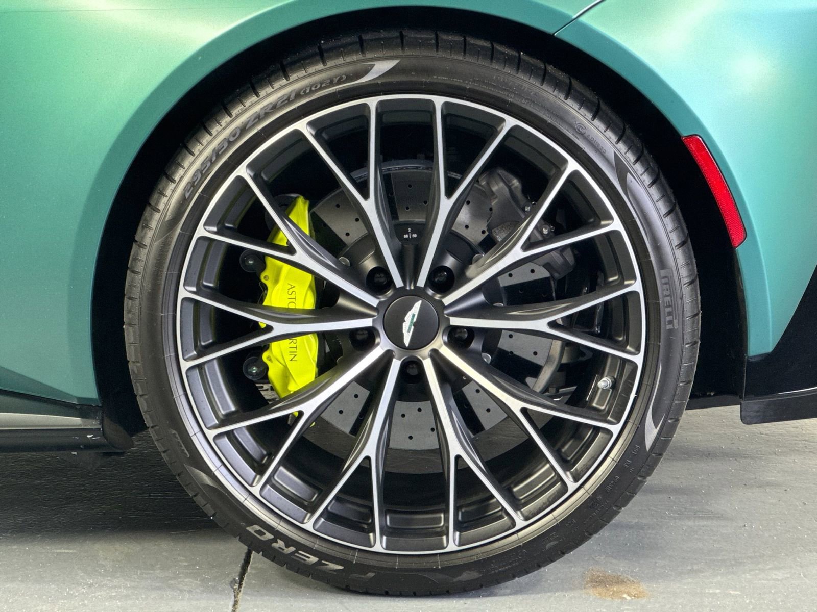 Used 2023 Aston Martin V8 Vantage Coupe RWD image 29