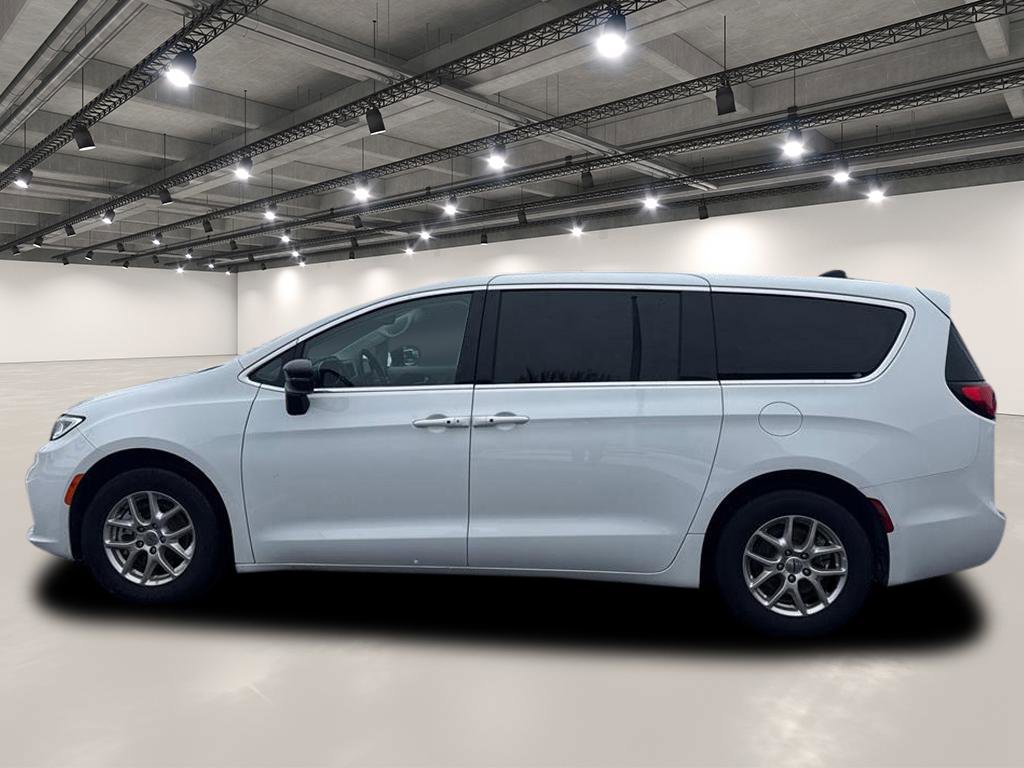 Used 2024 Chrysler Pacifica Touring-L image 4