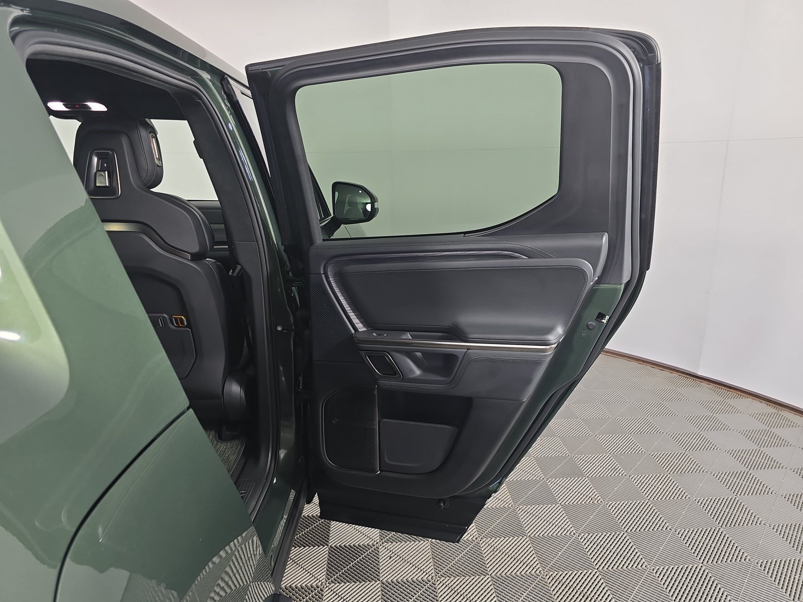 Used 2024 Rivian R1T Adventure Dual AWD/4WD image 19