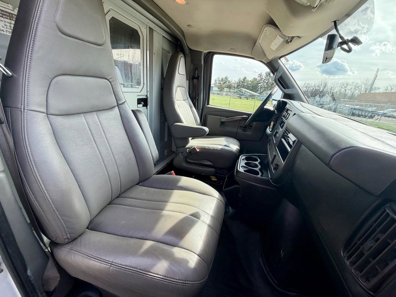 Used 2017 Chevrolet Express 3500 image 38