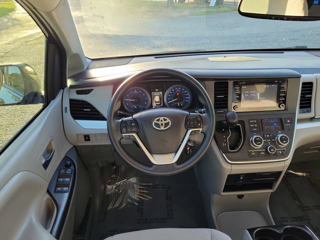 Used 2020 Toyota Sienna LE FWD image 11