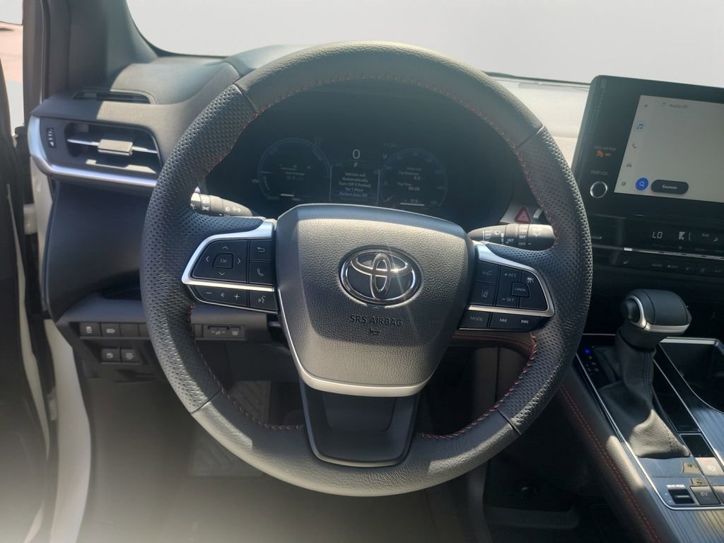 Used 2025 Toyota Sienna XSE AWD/4WD image 18