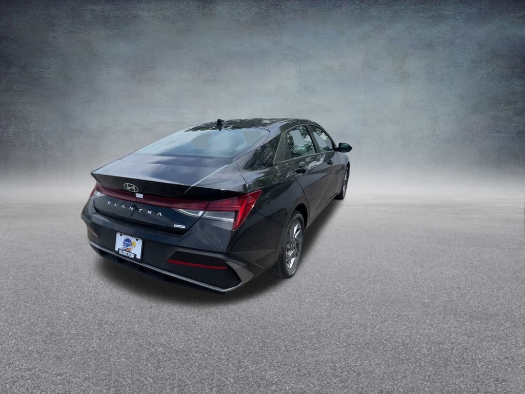 Used 2025 Hyundai Elantra Blue image 21