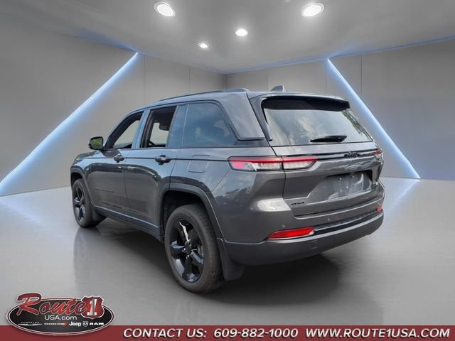 Used 2024 Jeep Grand Cherokee Limited w/ Black Appearance Package AWD/4WD image 3