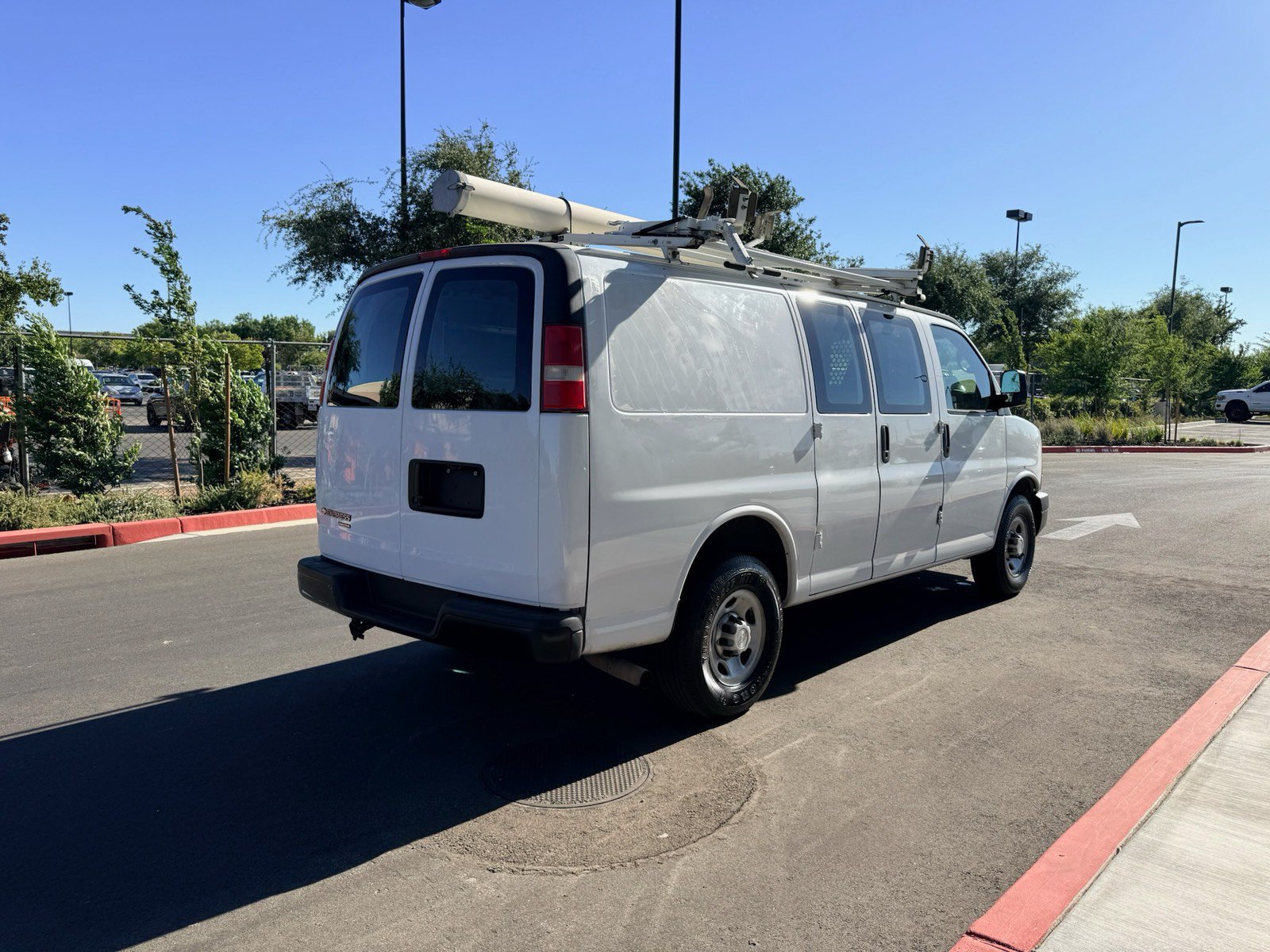 Used 2015 Chevrolet Express 2500 RWD image 12