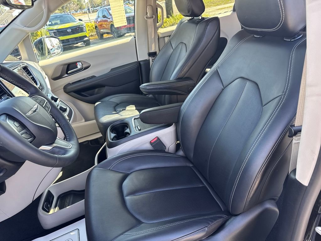 Used 2024 Chrysler Pacifica Select image 47