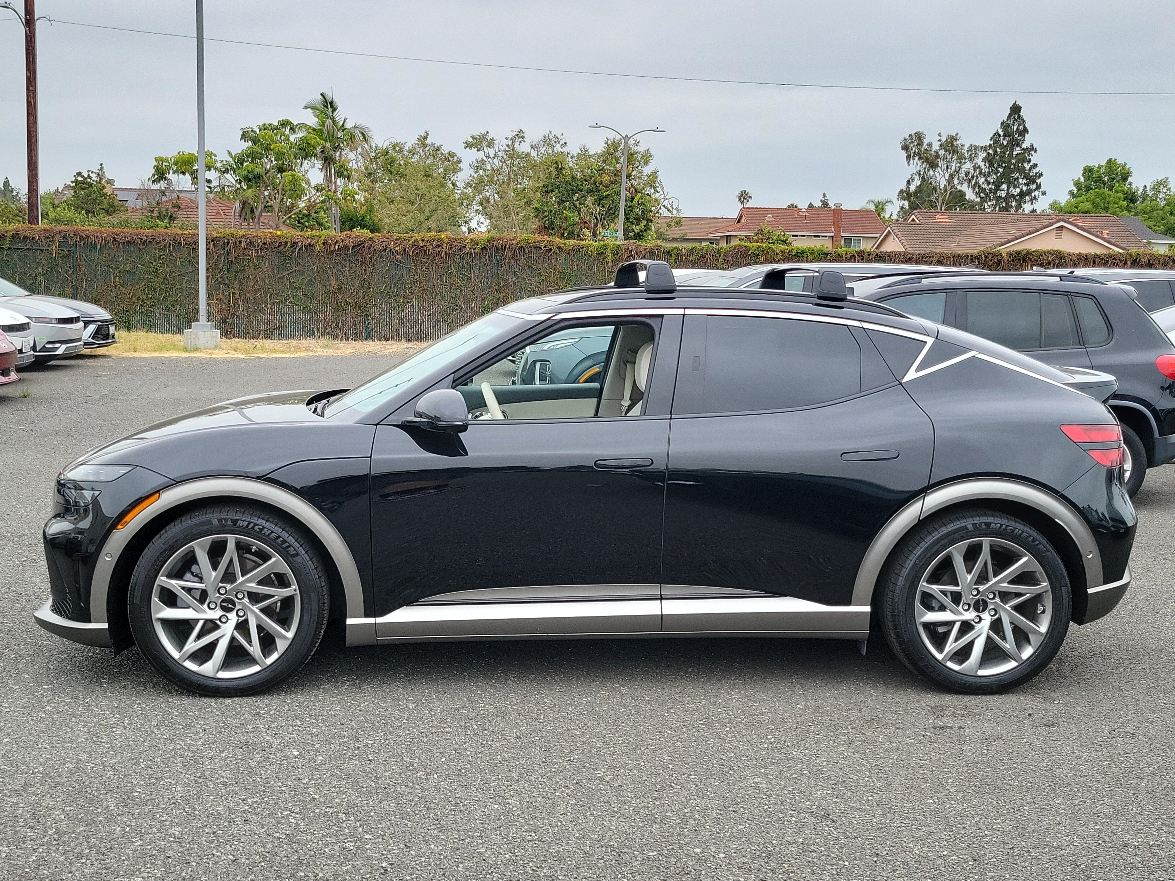 Certified 2023 Genesis GV60 Advanced AWD/4WD image 3