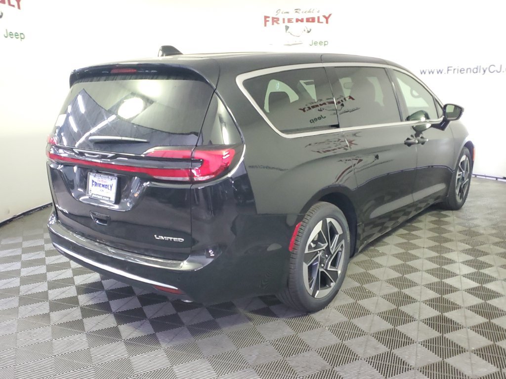 New 2027 Chrysler Pacifica Limited FWD image 3