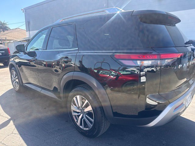 Used 2025 Nissan Pathfinder SL AWD/4WD image 2