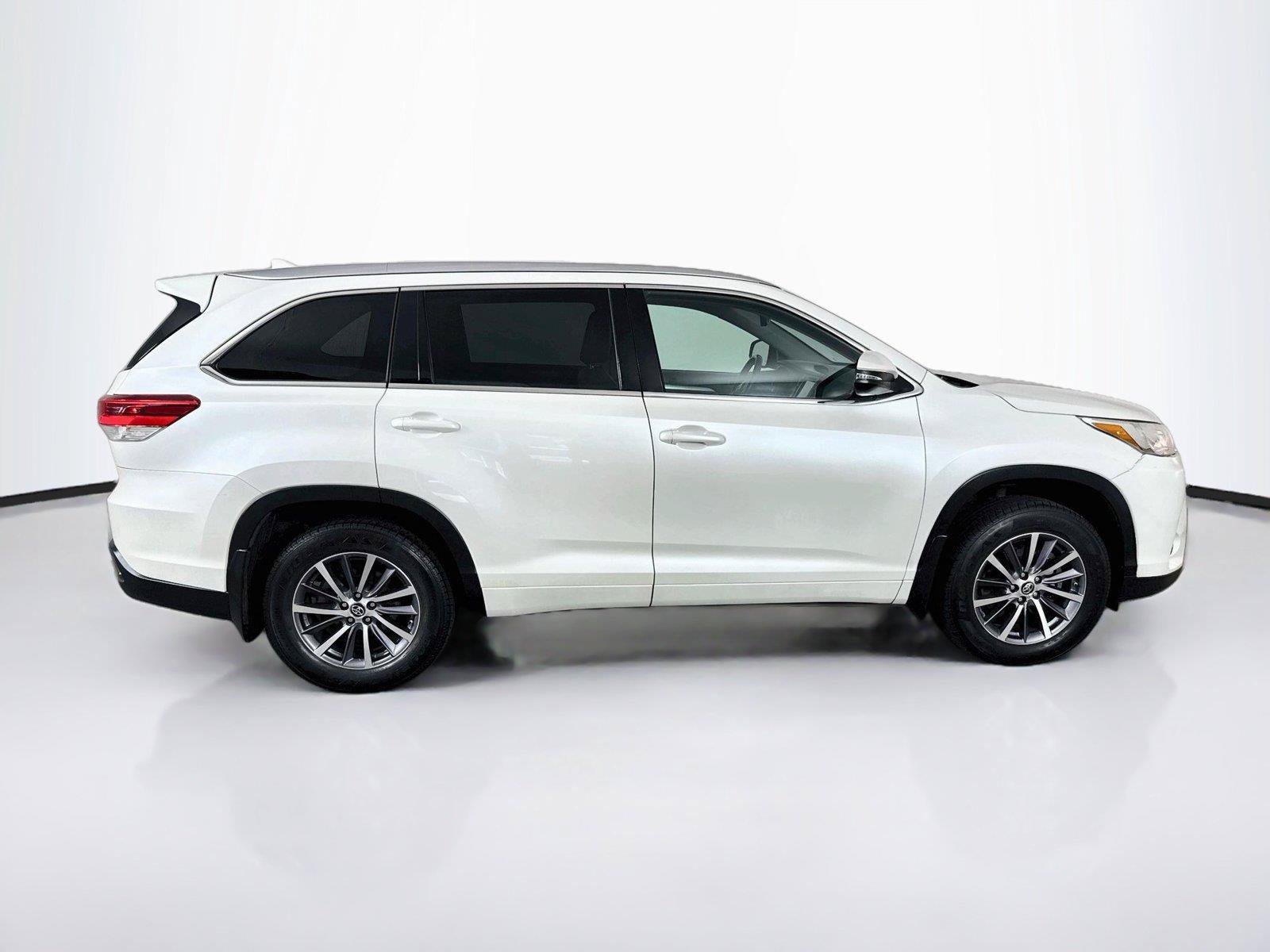 Used 2017 Toyota Highlander XLE AWD/4WD image 6