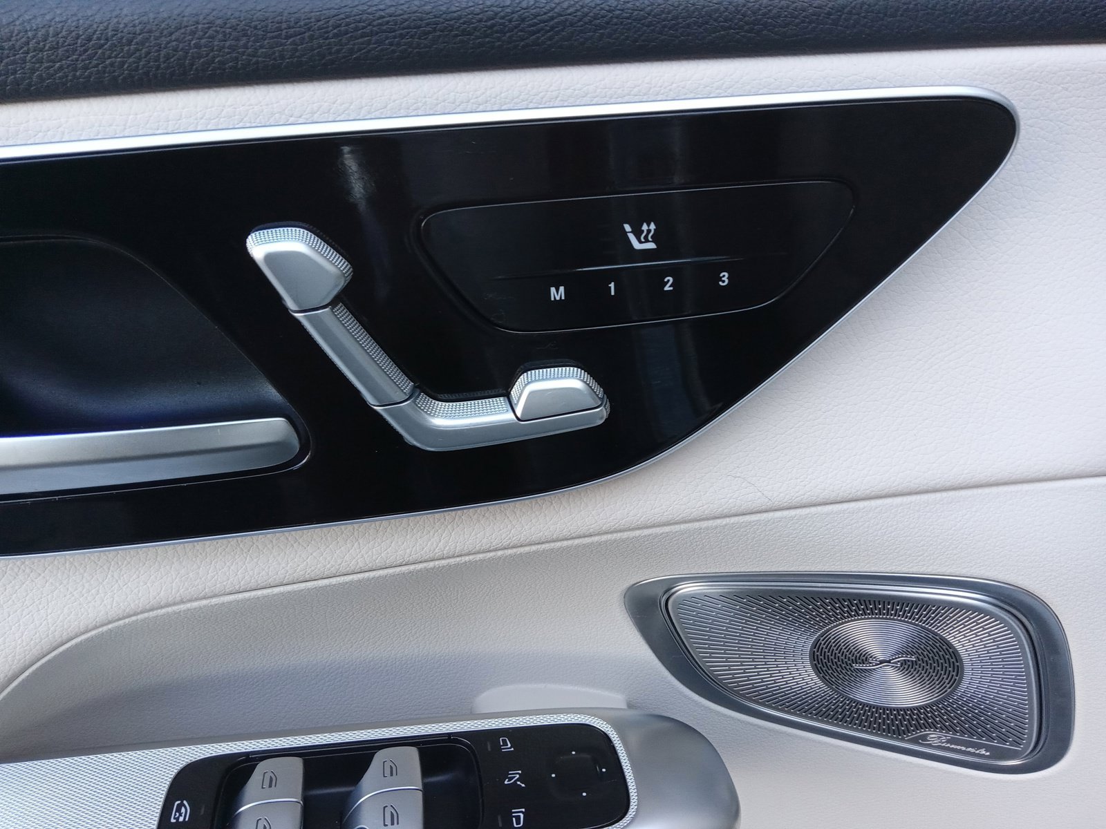 Used 2025 Mercedes-Benz GLC 300 4MATIC image 10
