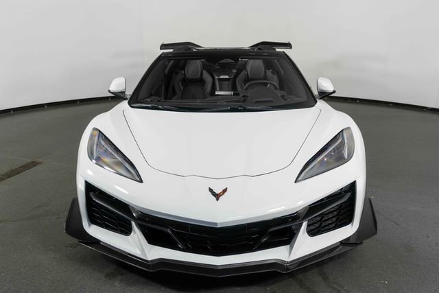 Used 2025 Chevrolet Corvette Z06 w/ Z07 Performance Package RWD image 3