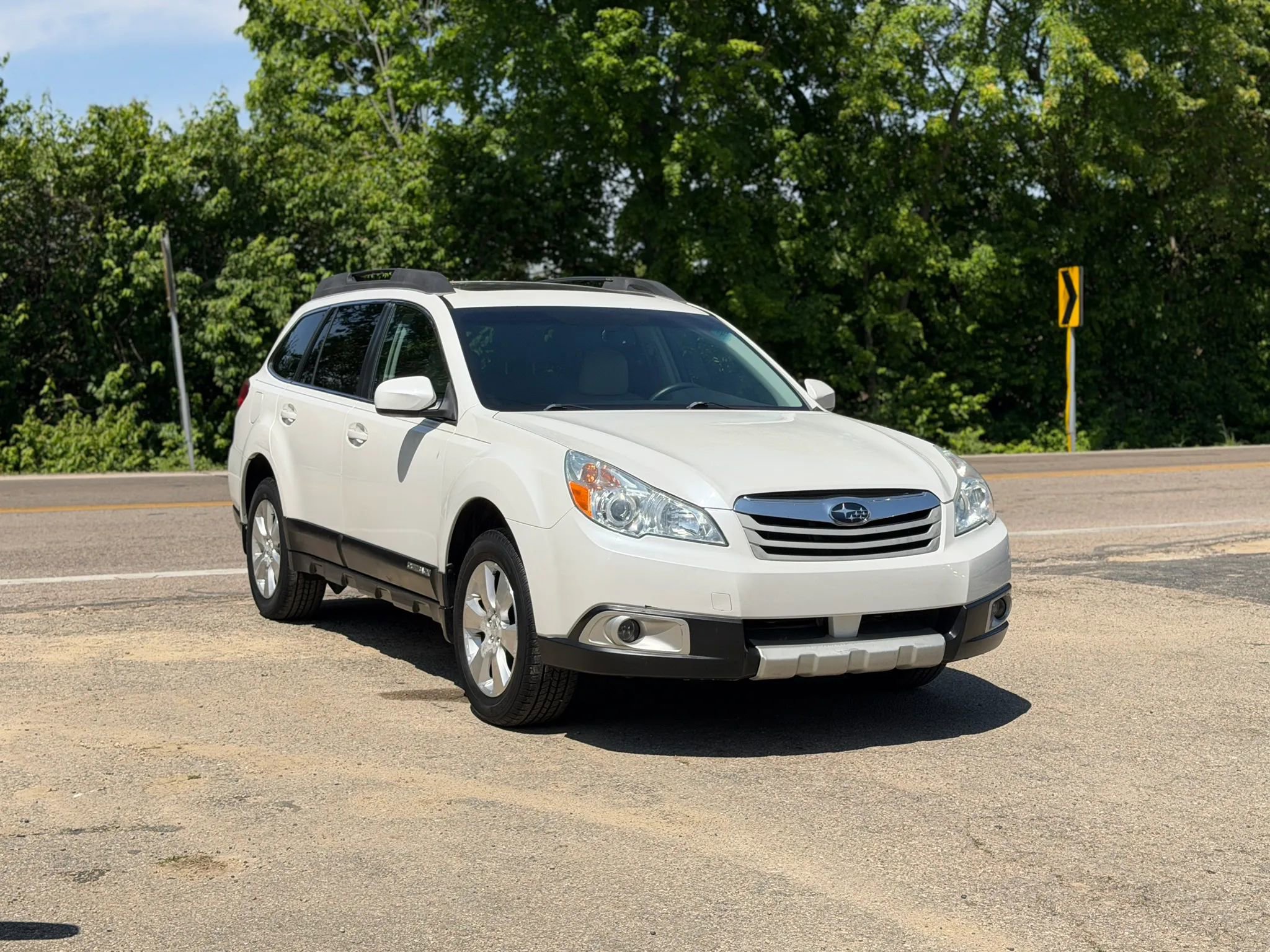 Used 2011 Subaru Outback 3.6R Limited w/ PWR Moonroof Pkg AWD/4WD image 9