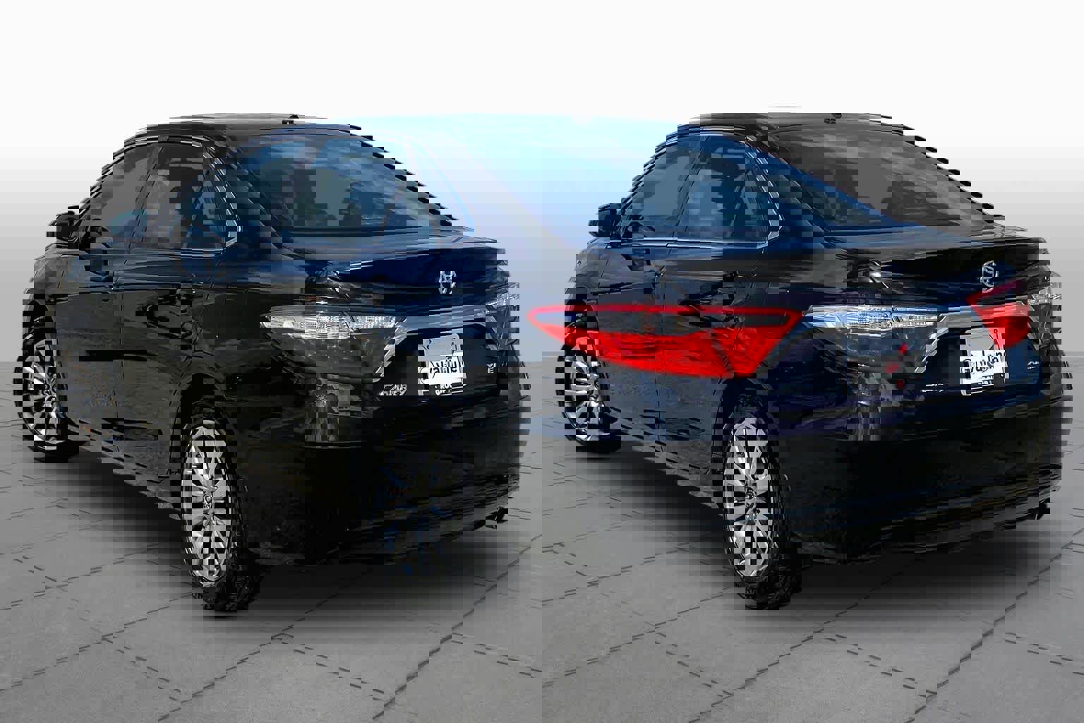 Used 2015 Toyota Camry XLE w/ Moonroof Package FWD image 11