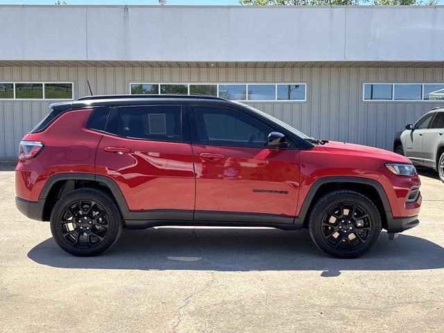 Used 2023 Jeep Compass Altitude AWD/4WD image 2