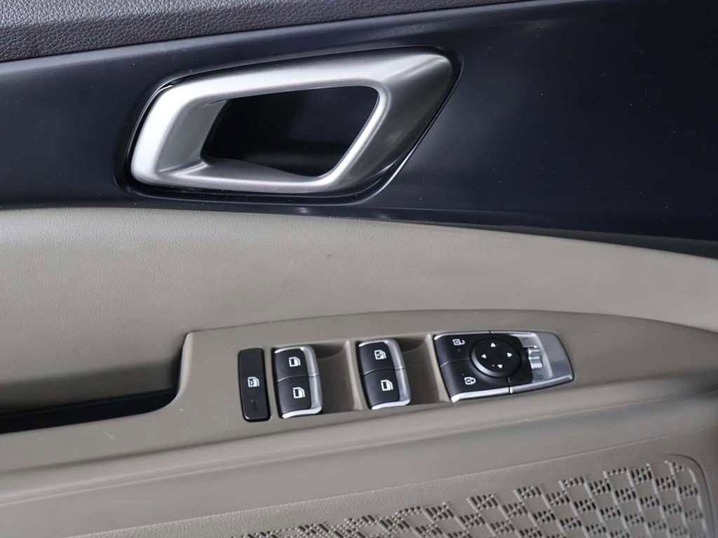 Used 2025 Kia Carnival FWD image 33