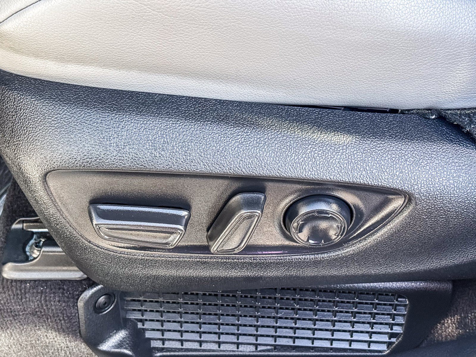 Used 2025 Toyota Sienna XLE image 23