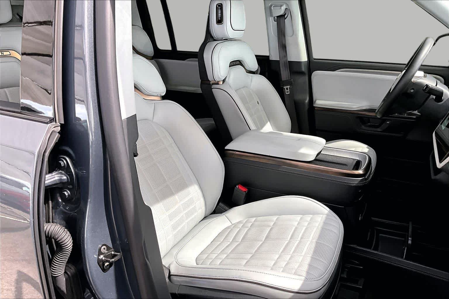 Used 2025 Rivian R1S Premium Dual AWD/4WD image 8